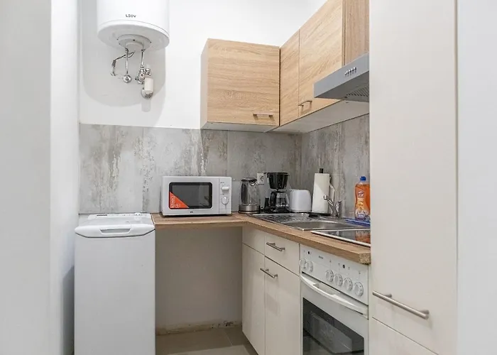 2br Bright & Spacious *